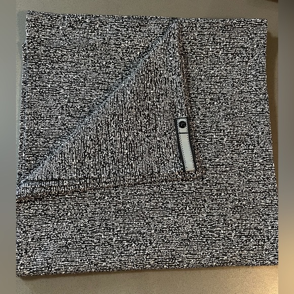 Lululemon Vinyasa Scarf *Rulu  Reconnect Jacquard Running Luon White Black - Picture 4 of 4